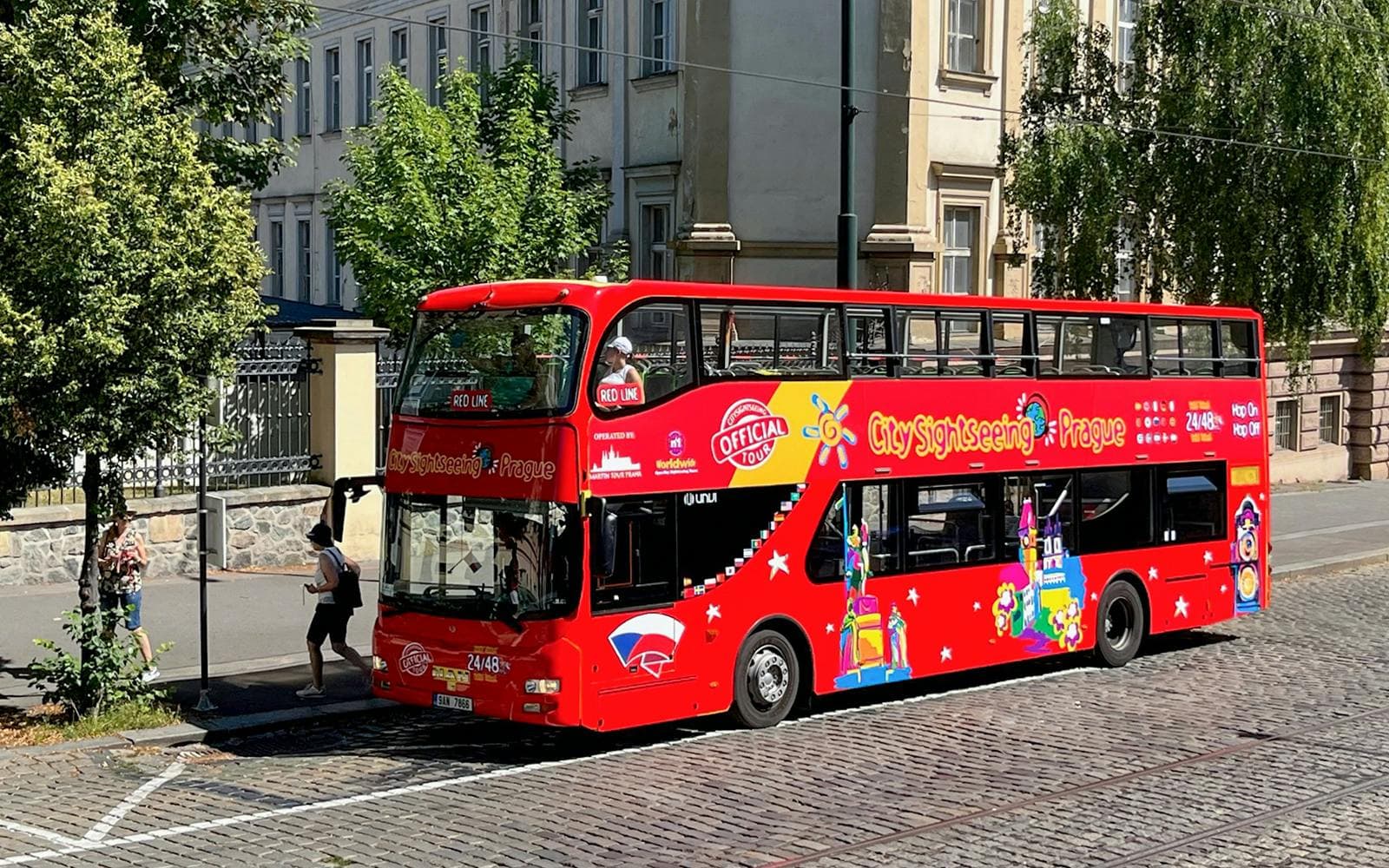 City Sightseeing: hop-on hop-off bustour door Praag met optionele boottocht