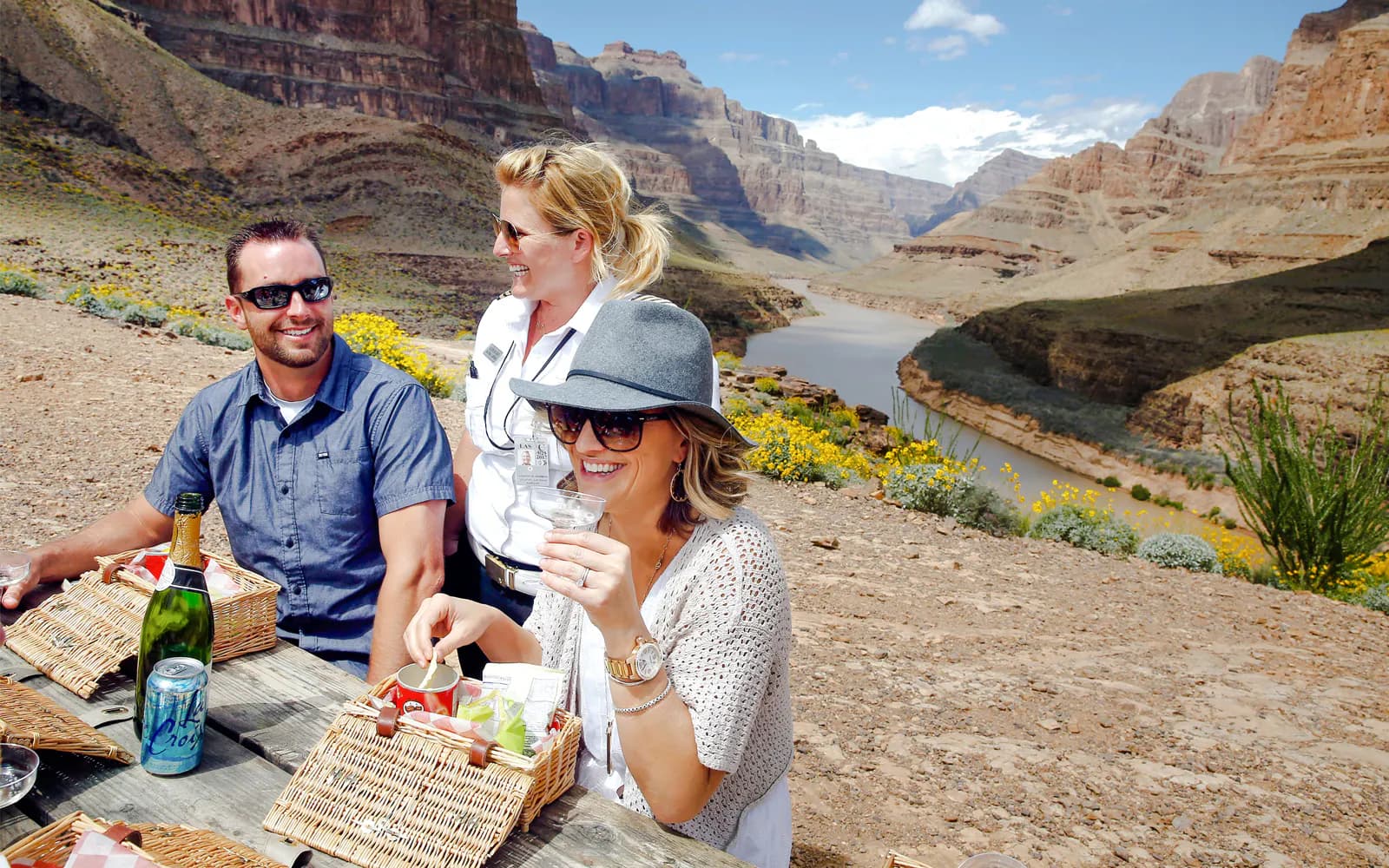Depuis Las Vegas : Tour en hélicoptère de 70+ minutes au Grand Canyon West Rim avec atterrissage dans le canyon et champagne - image 3