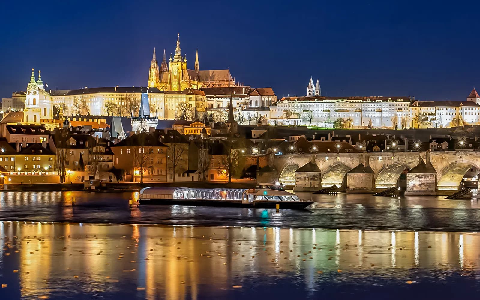 Dîner-croisière à Prague sur un bateau en verre à toit ouvert avec musique - image 2