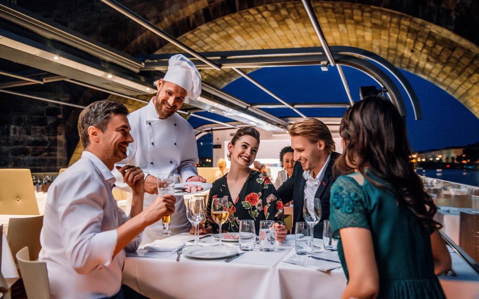 Dîner-croisière à Prague sur un bateau en verre à toit ouvert avec musique