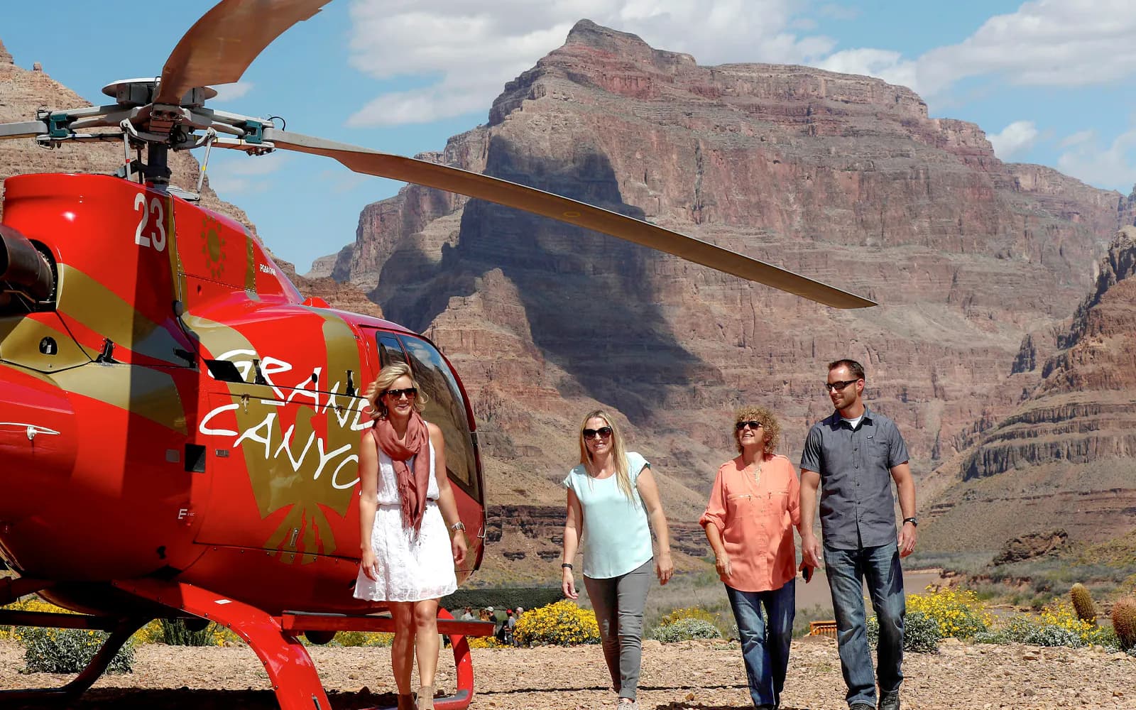 Depuis Las Vegas : Tour en hélicoptère de 70+ minutes au Grand Canyon West Rim avec atterrissage dans le canyon et champagne - image 2