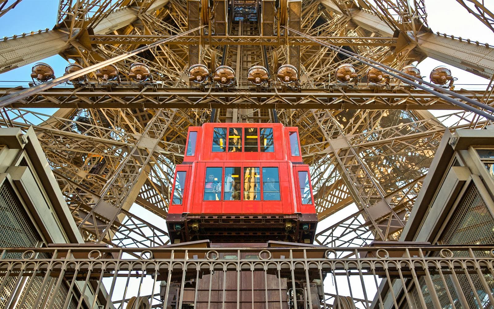 Geführte Eiffelturm-Tour mit dem Aufzug: reservierter Zugang zur Spitze oder zur zweiten Etage - image 6