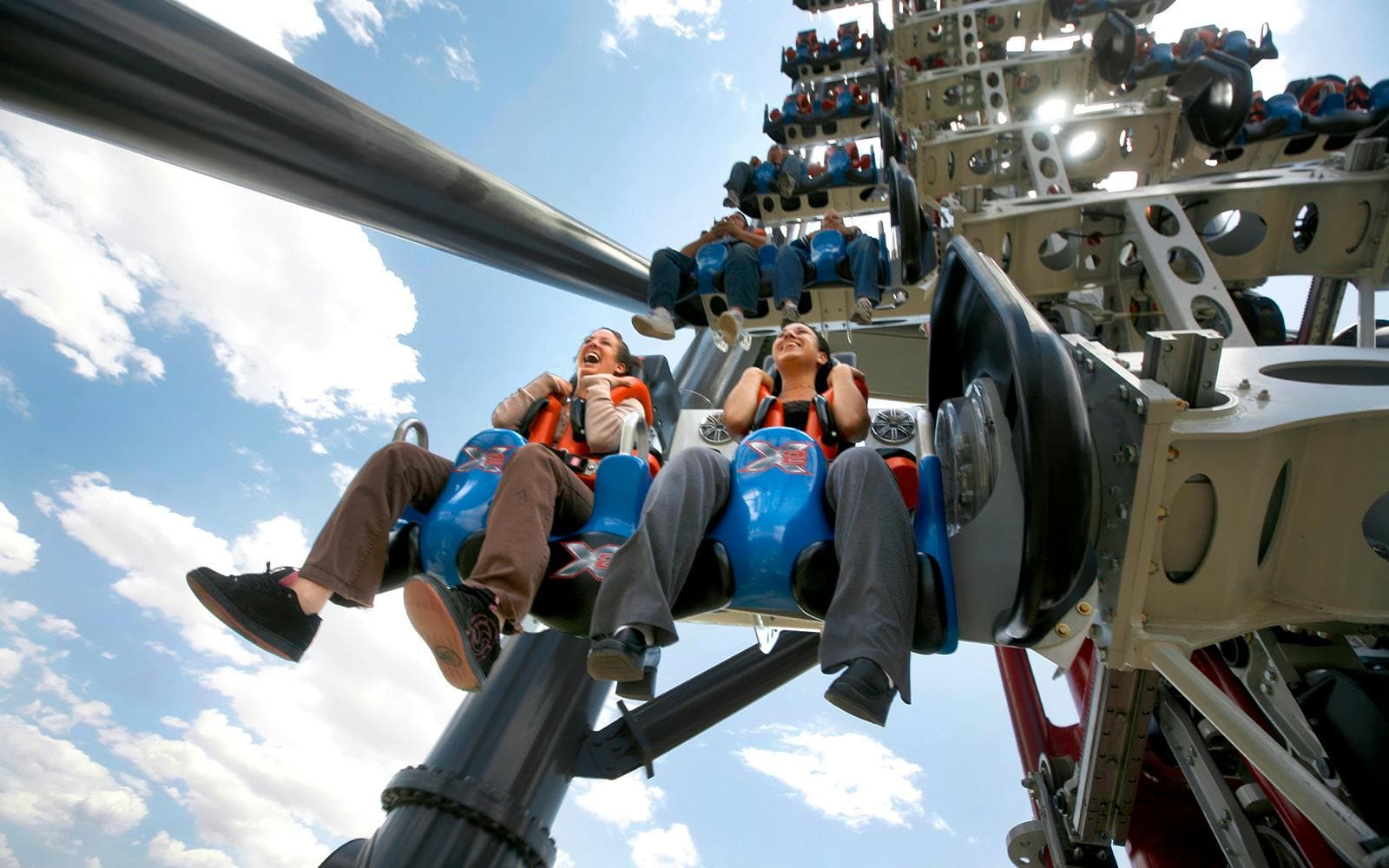 Six Flags Magic Mountain Tickets - image 9