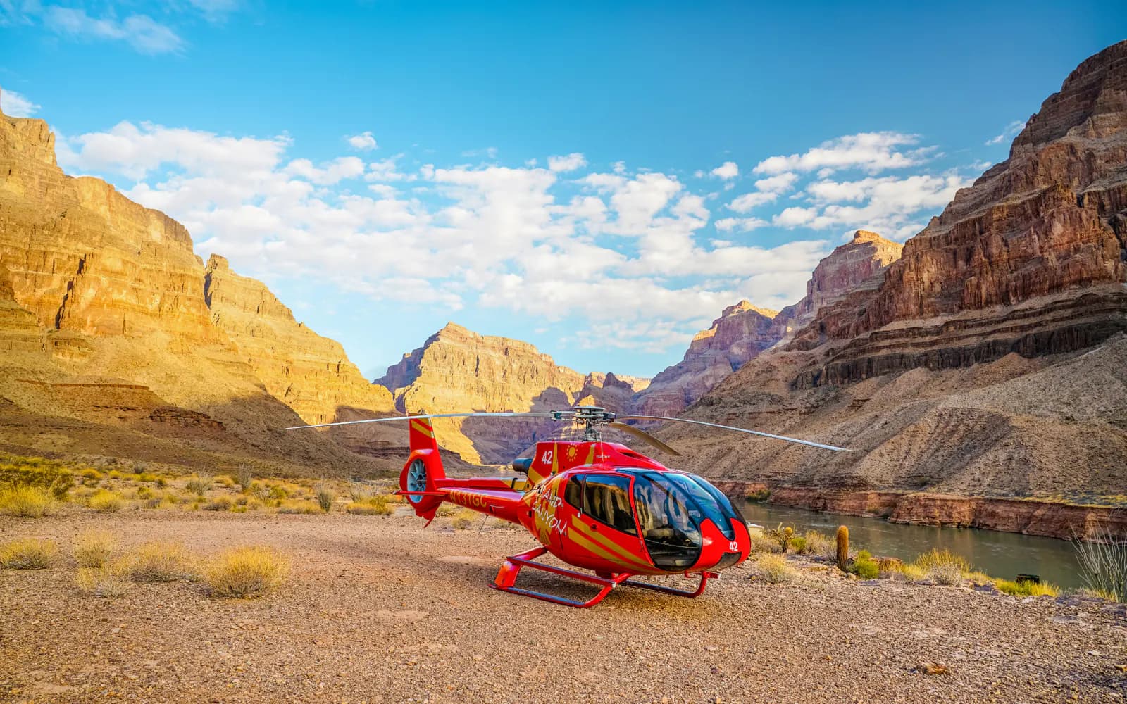 Depuis Las Vegas : Tour en hélicoptère de 70+ minutes au Grand Canyon West Rim avec atterrissage dans le canyon et champagne