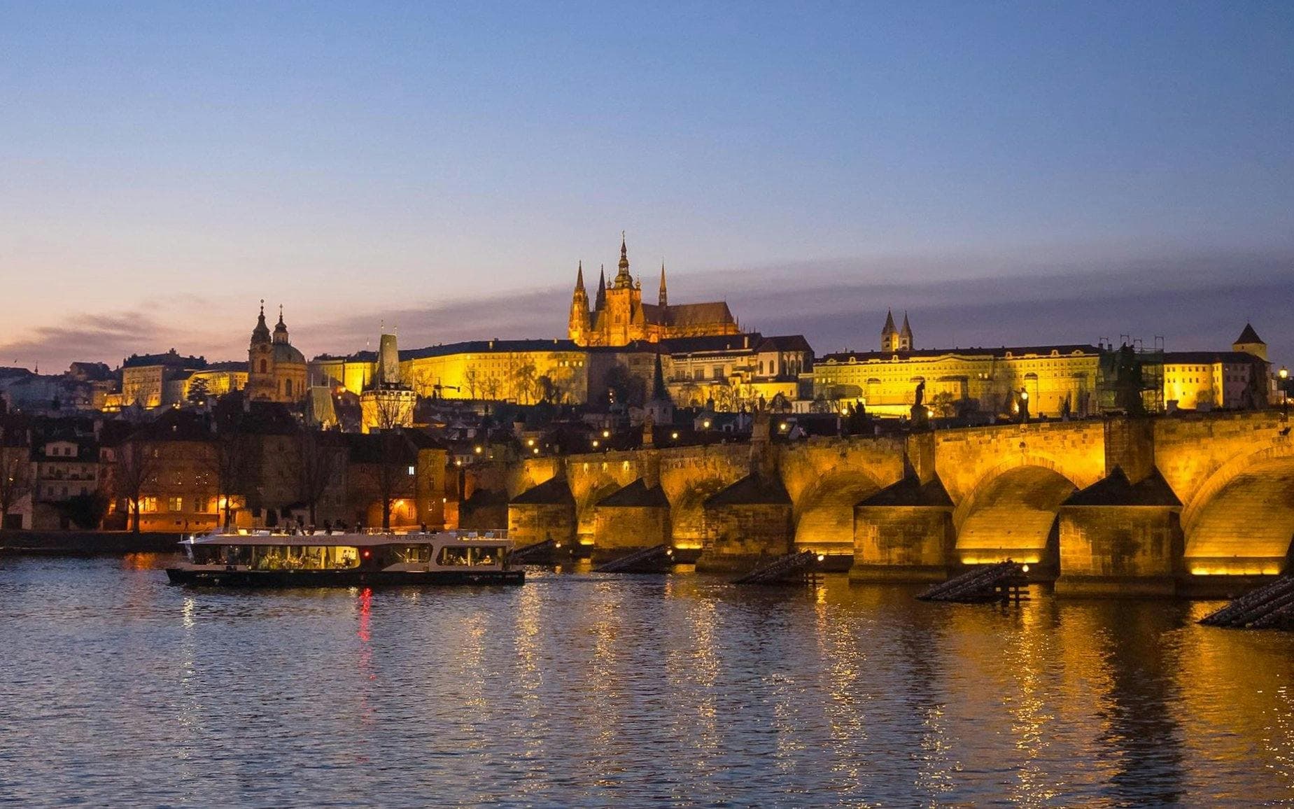 Crociera panoramica serale sul fiume Moldava a Praga - image 3