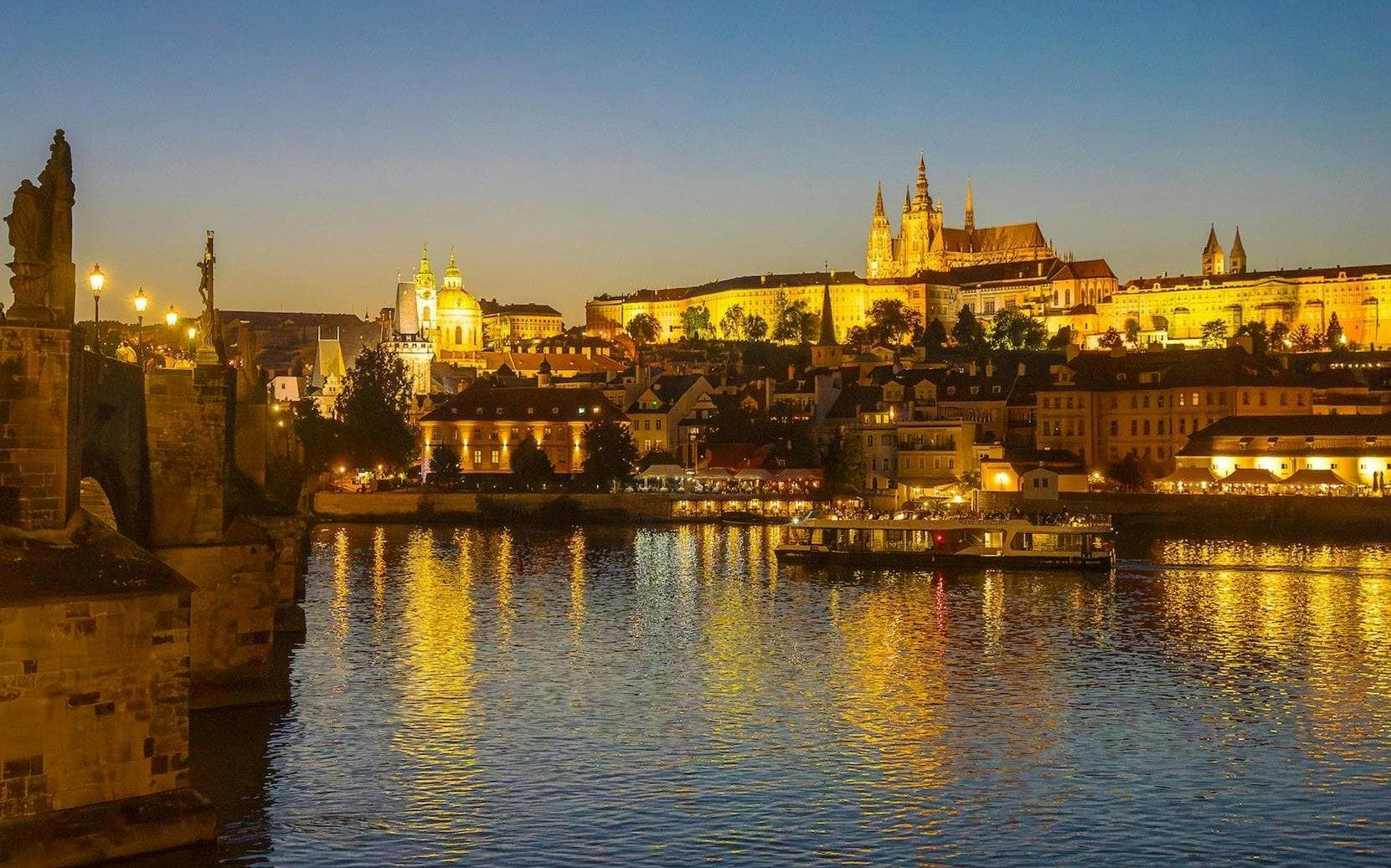 Crociera panoramica serale sul fiume Moldava a Praga - image 6