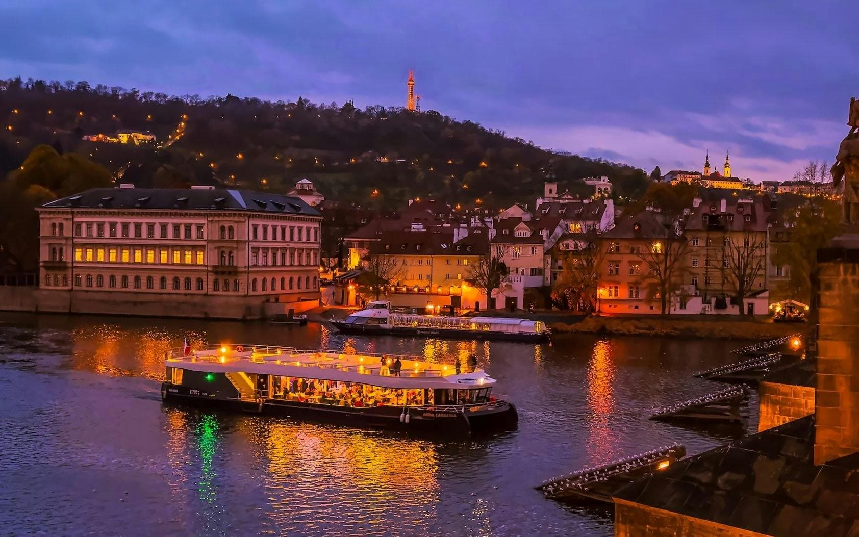 Avondlijke sightseeing cruise op de rivier de Moldau in Praag